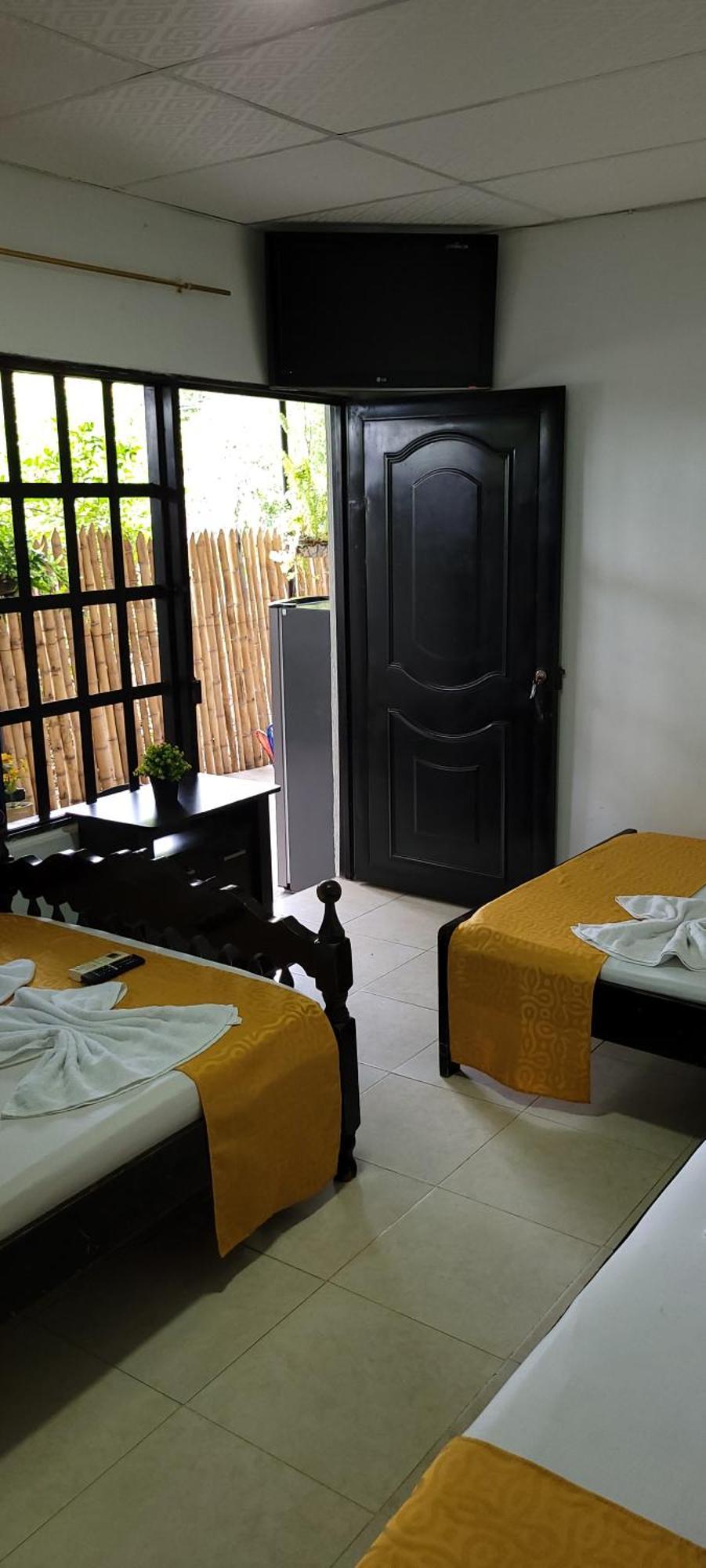 Hostal Villa Del Rio Las Brisas Villavieja Exterior photo